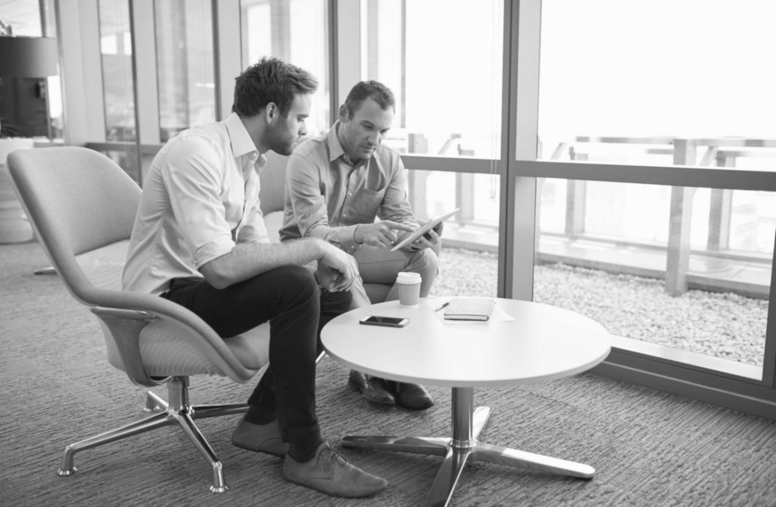 Bureau chaleureux de Siventariqos à Toulon avec vue sur le port