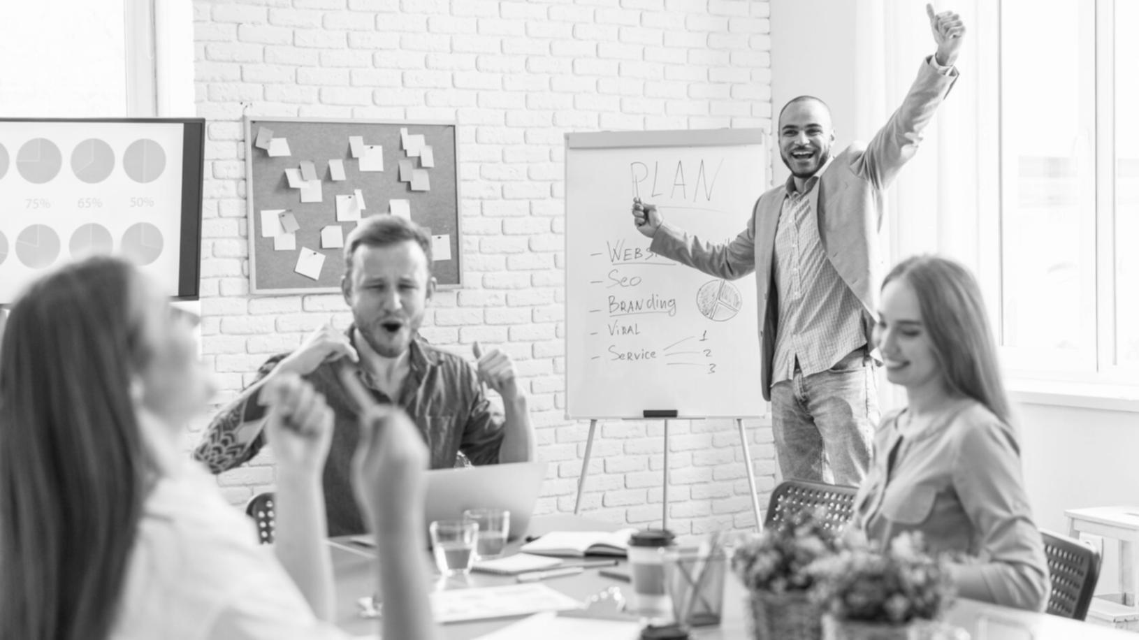 Vue panoramique d'un environnement professionnel moderne symbolisant la planification financière stratégique
