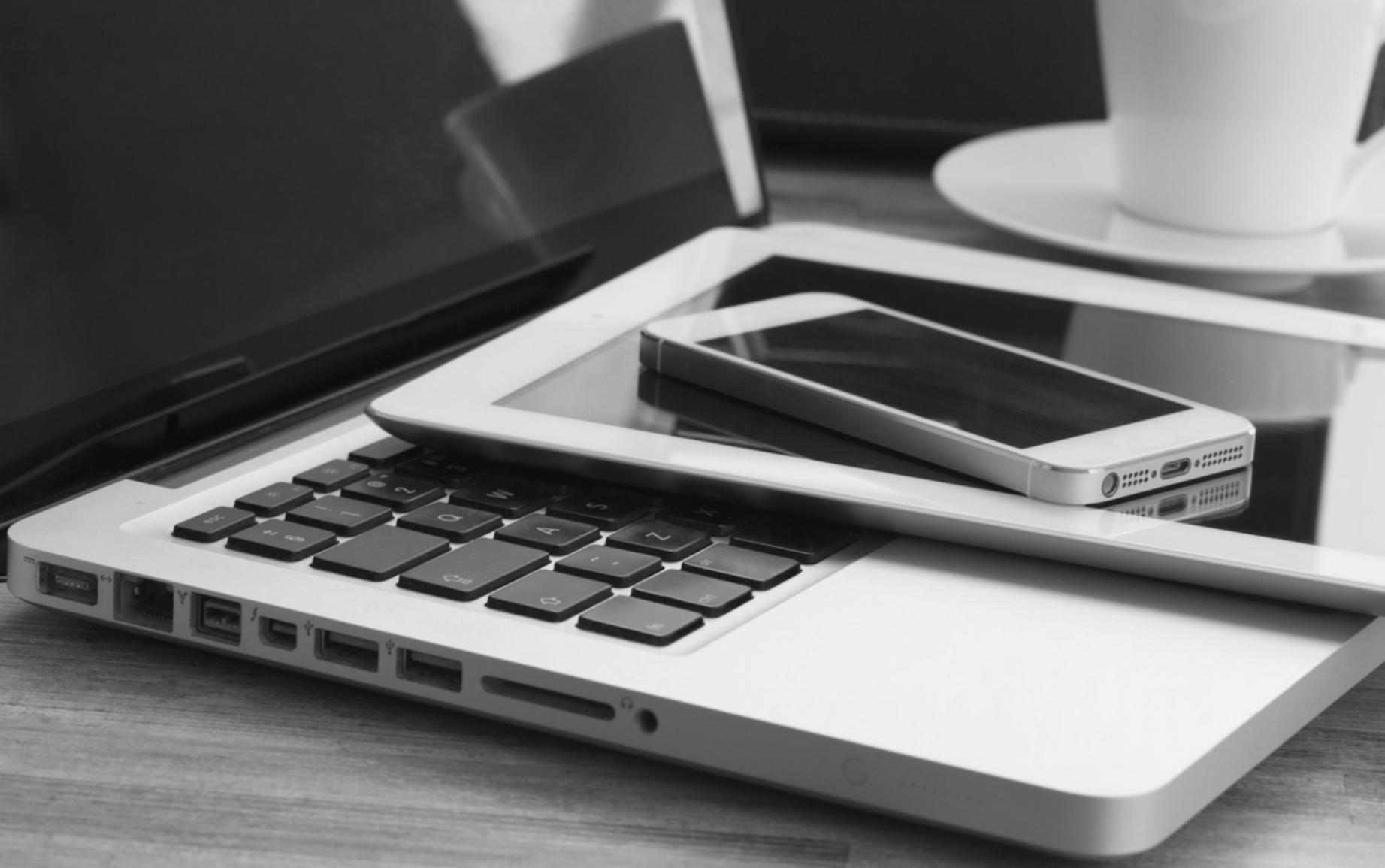 Session de groupe travaillant sur des plans d'épargne personnalisés